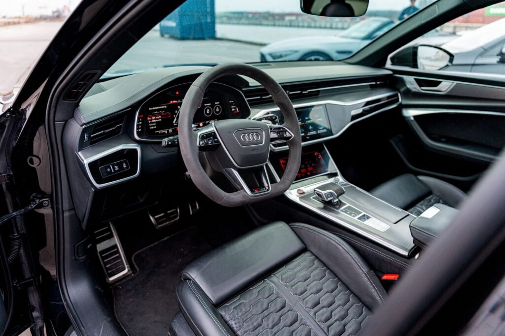 Audi RS6 Avant van JLM Rental in Zemst, het dashboard