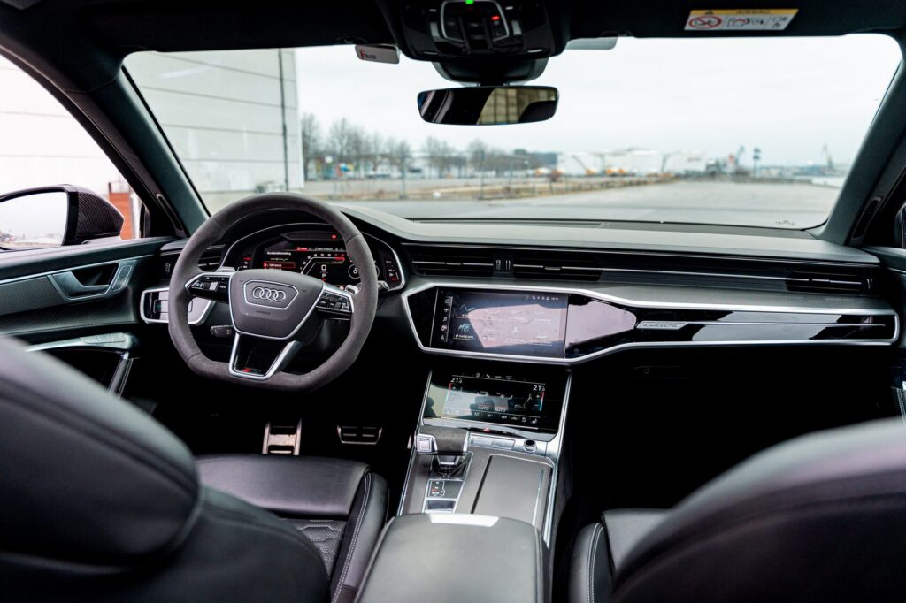 Audi RS6 Avant van JLM Rental in Zemst, het interieur