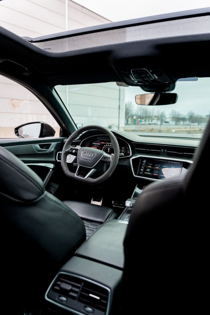 Audi RS6 Avant van JLM Rental in Zemst, de middenconsole