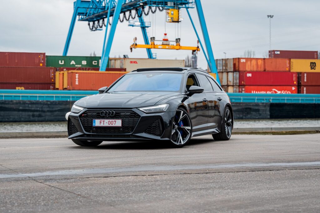 Audi RS6 Avant van JLM Rental in Zemst, van opzij
