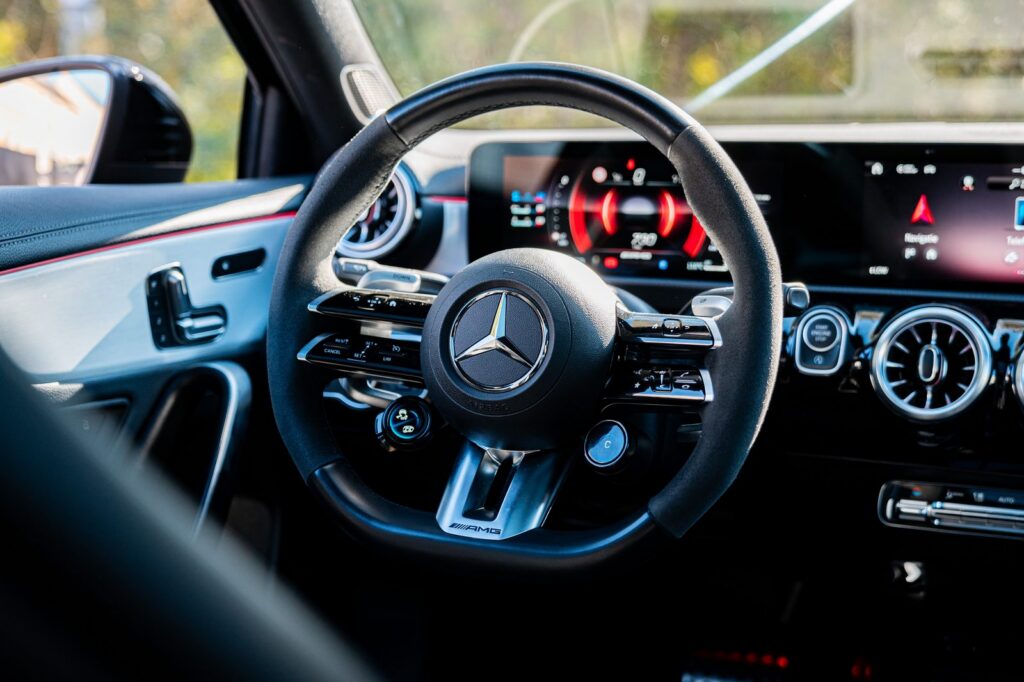Mercedes-AMG A45 S van JLM Rental in Zemst, het stuur
