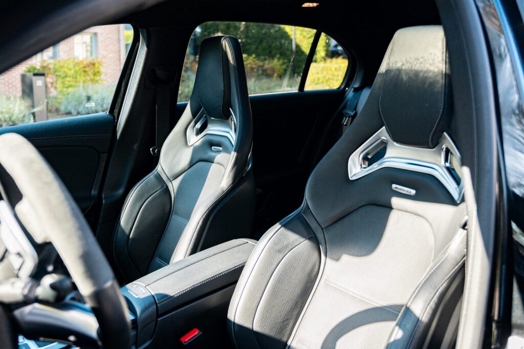 Mercedes-AMG A45 S van JLM Rental in Zemst, de voorstoelen