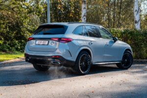 Mercedes GLC 200 huren bij JLM Rental, achter-driekwart