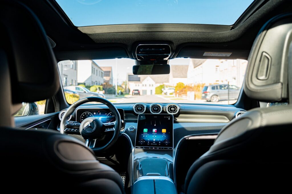 Mercedes GLC 200 van JLM Rental in Zemst, het dashboard