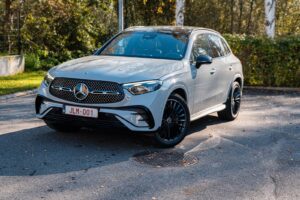 Mercedes GLC 200 in driekwartaanzicht, te huur bij JLM Rental