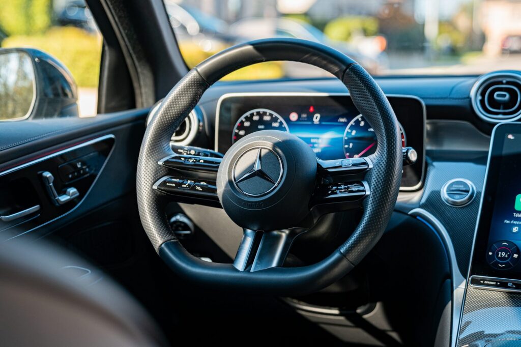 Mercedes GLC 200 van JLM Rental in Zemst, het stuur