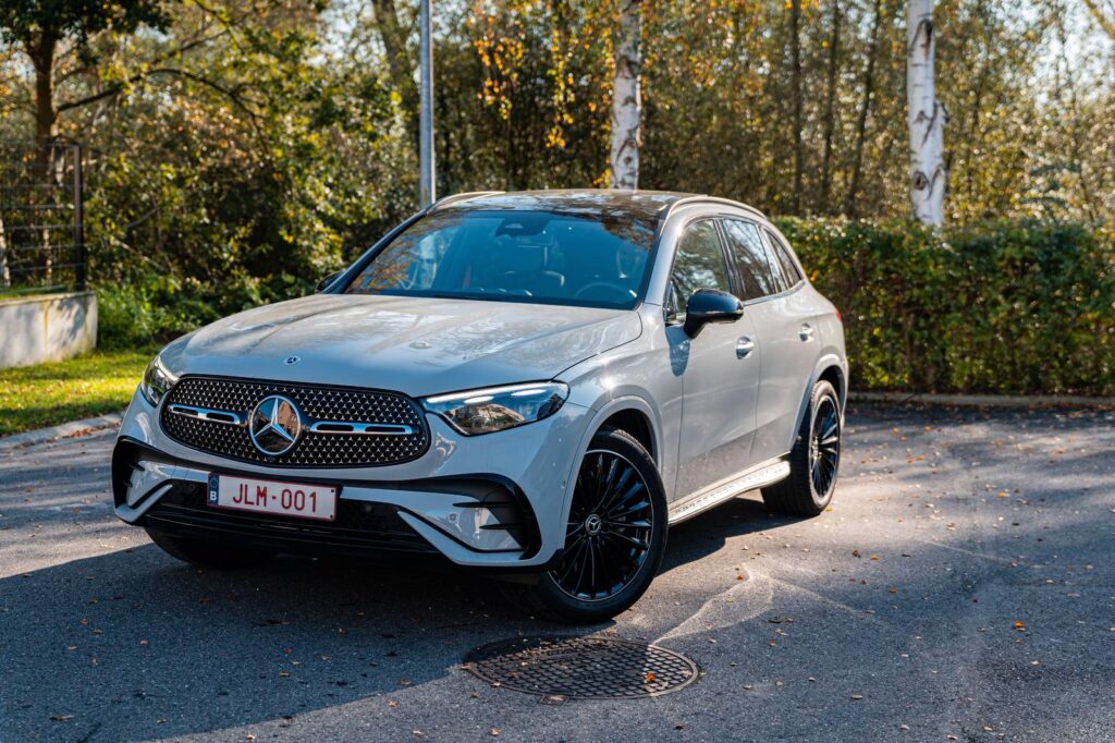 Mercedes GLC 200 van JLM Rental in Zemst, van opzij